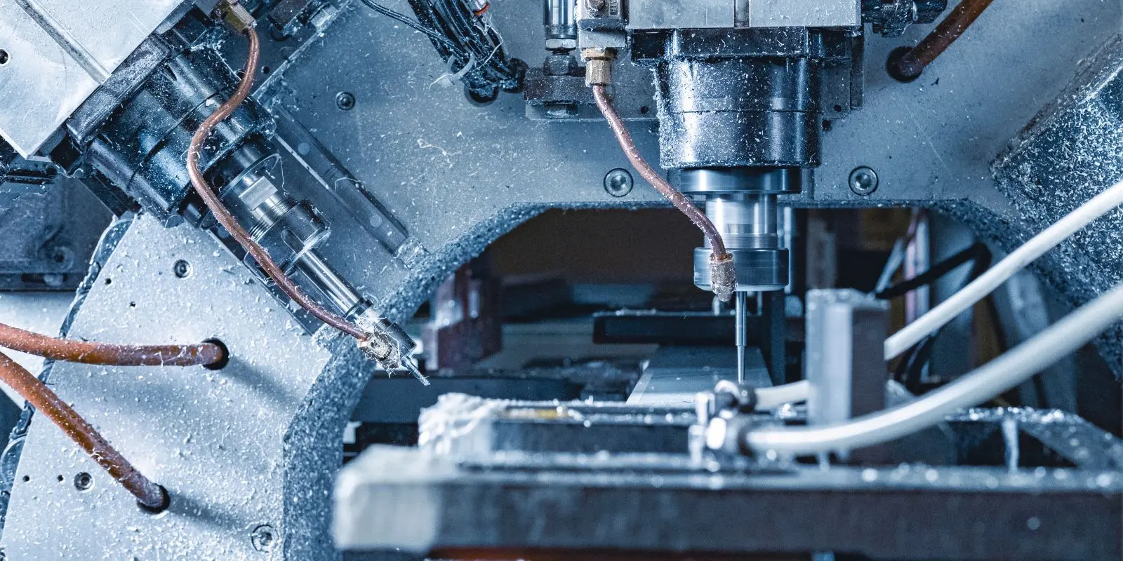 Scatto realizzato per geal Alluminio a Barberino di Mugello che ritrae un macchinario che sta effettuando una lavorazione meccanica di precisione - Shooting fotografico realizzato da Stranementi Studio Creativo