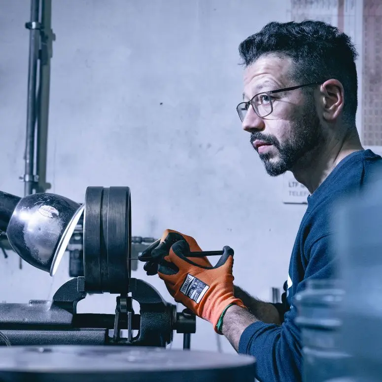 Scatto realizzato per geal Alluminio a Barberino di Mugello che ritrae un operatore Geal che sta effettuando una lavorazione di precisione per perfezionare una matrice che verrà utilizzata nella fase di estruzione dell'alluminio - Shooting fotografico realizzato da Stranementi Studio Creativo